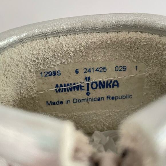 Minnetonka Aria Silver Fringe Moccasin Girls 6 Metallic Ankle Bootie Rubber Sole - Picture 9 of 11